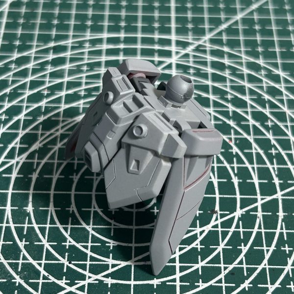フロントスカートの丸いディテールは、安っぽい感じがしたので削り落とし、ペつの物を貼り付けました。また、スカート全体に追加のスジ彫りを入れています。（3枚目）