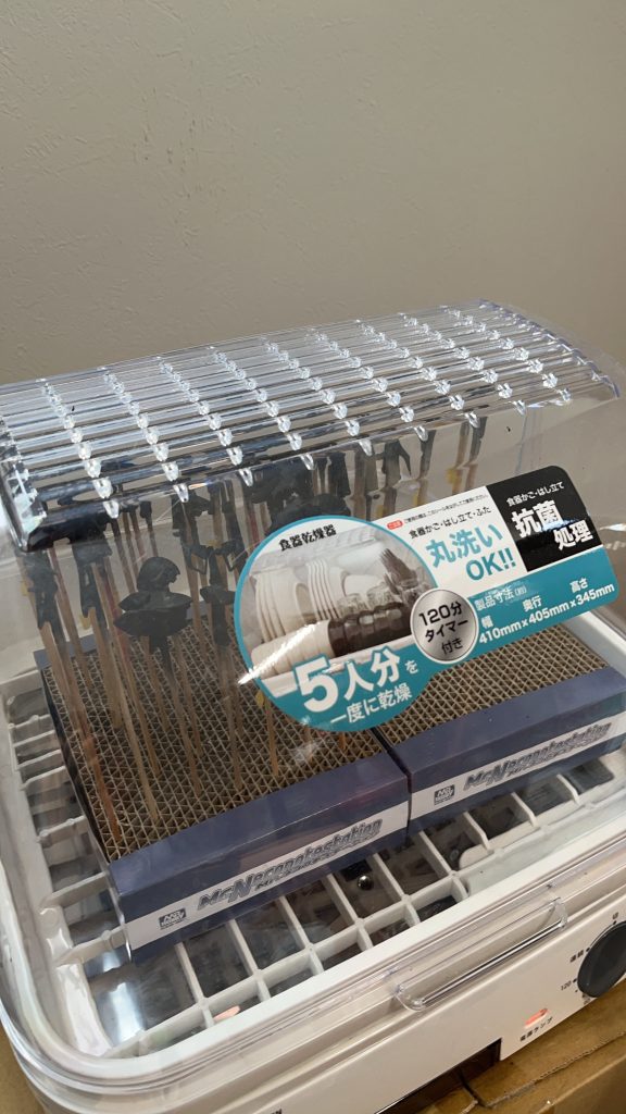 下地はサーフェイサーエヴォブラックでその上に僕の大好きなRX78のアニメカラーホワイトほ吹き付けてマスターウェザリングカラーグランドブラウンで汚しました。