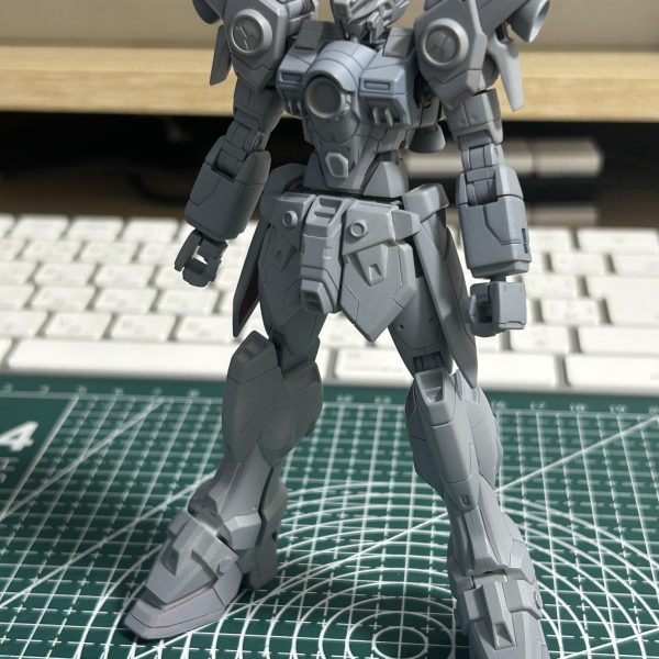 脚に関しては長さの延長加工をメインで、ディテール追加はアンクルガードの丸突起がオモチャっぽかったので削り落として別パーツを貼り付けました。（2枚目）
