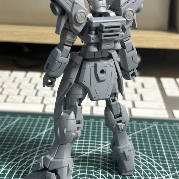 脚に関しては長さの延長加工をメインで、ディテール追加はアンクルガードの丸突起がオモチャっぽかったので削り落として別パーツを貼り付けました。（3枚目）