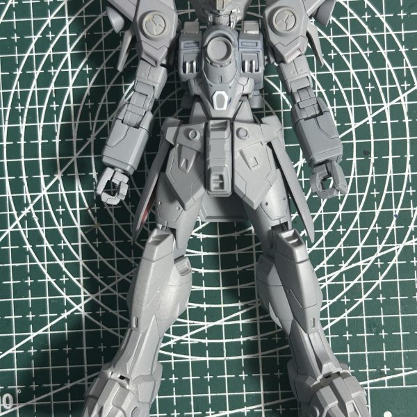 脚に関しては長さの延長加工をメインで、ディテール追加はアンクルガードの丸突起がオモチャっぽかったので削り落として別パーツを貼り付けました。（4枚目）