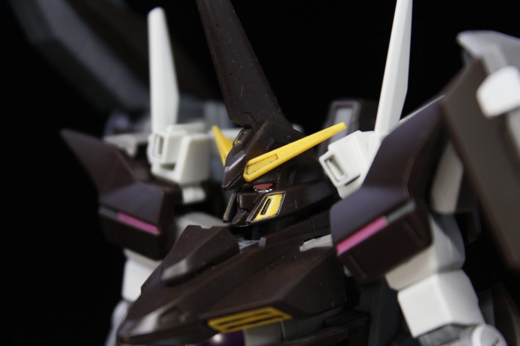 アニメで無差別殺戮を繰り広げたチームトリニティは、多くの視聴者から強い嫌悪感を抱かれました。そして、彼らの所業と同様に、彼らが駆るこの3機のHGキットの設計もまた、異常なほどひどいものです。同00シリーズの他のHGキットと比べて、・オプションハンドなし。・ビームサーベルパーツは白いパーツでもなし。・色分けが非常に不十分。