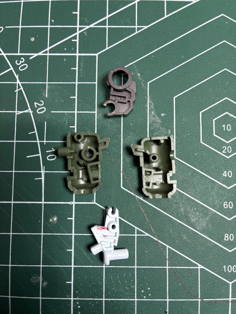 脚のデザインが凝っている分、パーツ割もタイトですが、写真のように膝のパーツをC時にカットし、足首のパーツは赤い部分を削り取ることで、後ハメできるようにしました。