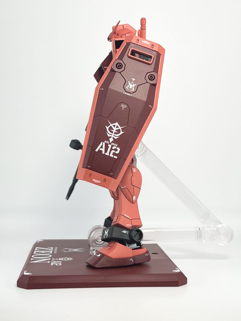 シールドは連邦マークを消したため、スジボリ追加して単調ならないようにしています。