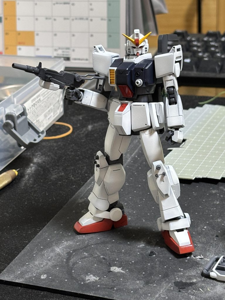 本体白くなりすぎてコレジャナイ感…塗り直したら今度は濃くなりすぎてなんか違う機体みたいになってもうた…