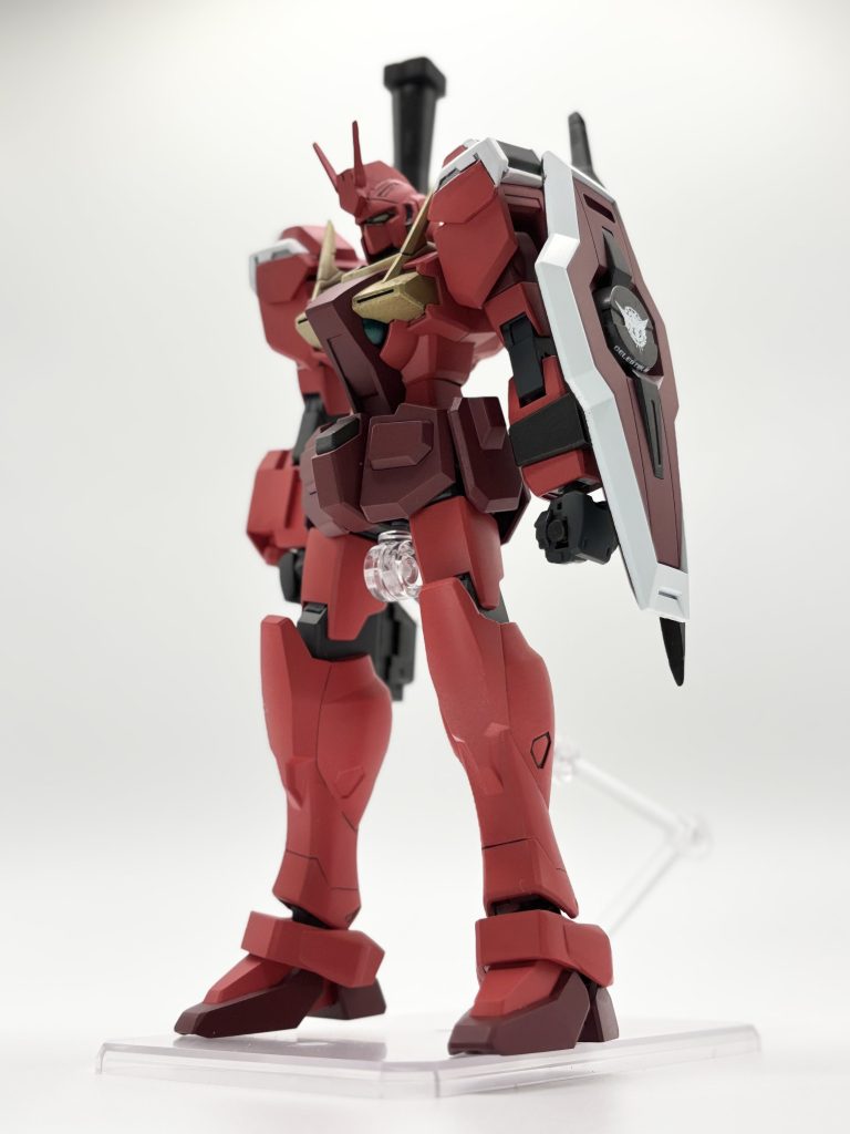 シールドにはソレスタルビーイングのデカールを貼ってます武装としてはモデルのレッドウォーリアーとなるべく同じように、実体剣とロケットランチャーにしました。腕には隠しビームサーベルを入れてメインは接近戦のイメージです