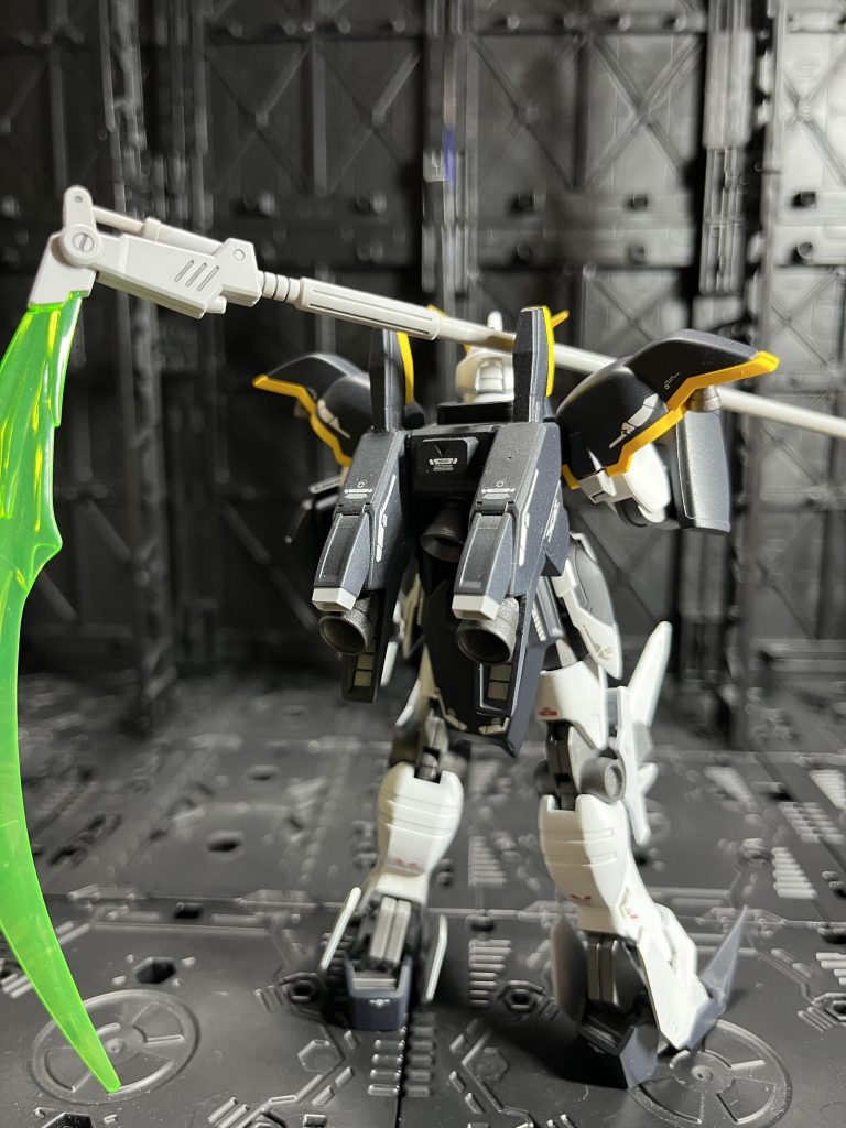 背面。バックパックをキットのものの左右に境界線機のブレイディハウンドの肩の付け根のパーツとガンダムmarkⅢの余剰パーツを組み合わせてそれっぽくしました。