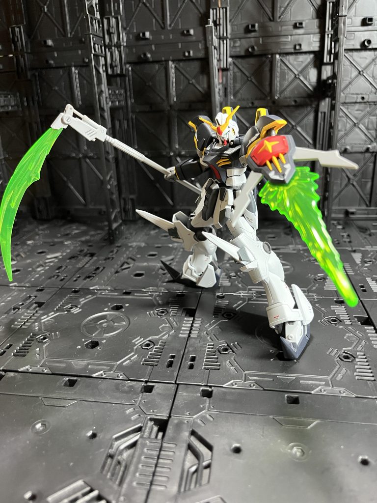 サイドアーマーはRGウイングゼロEWから。フロントアーマーはプラ板の組み合わせです。