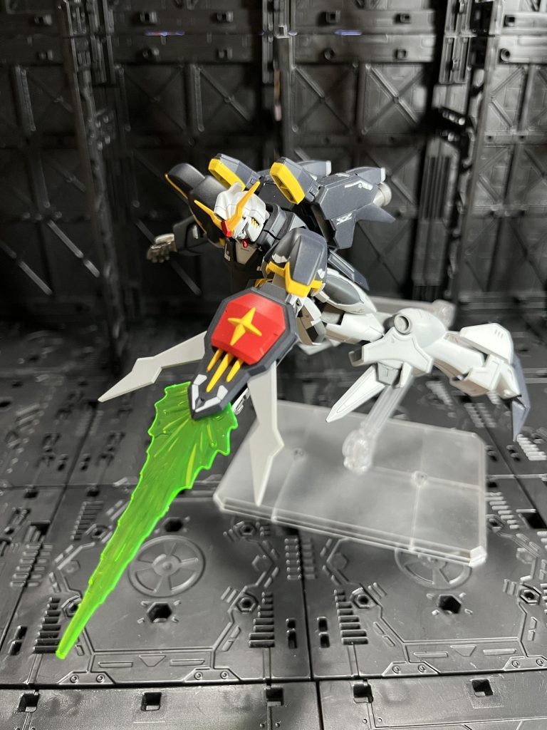 膝のトゲはダブルオーガンダムから。つま先はEXスタンダードのデスサイズヘルから移植し尖らせました。