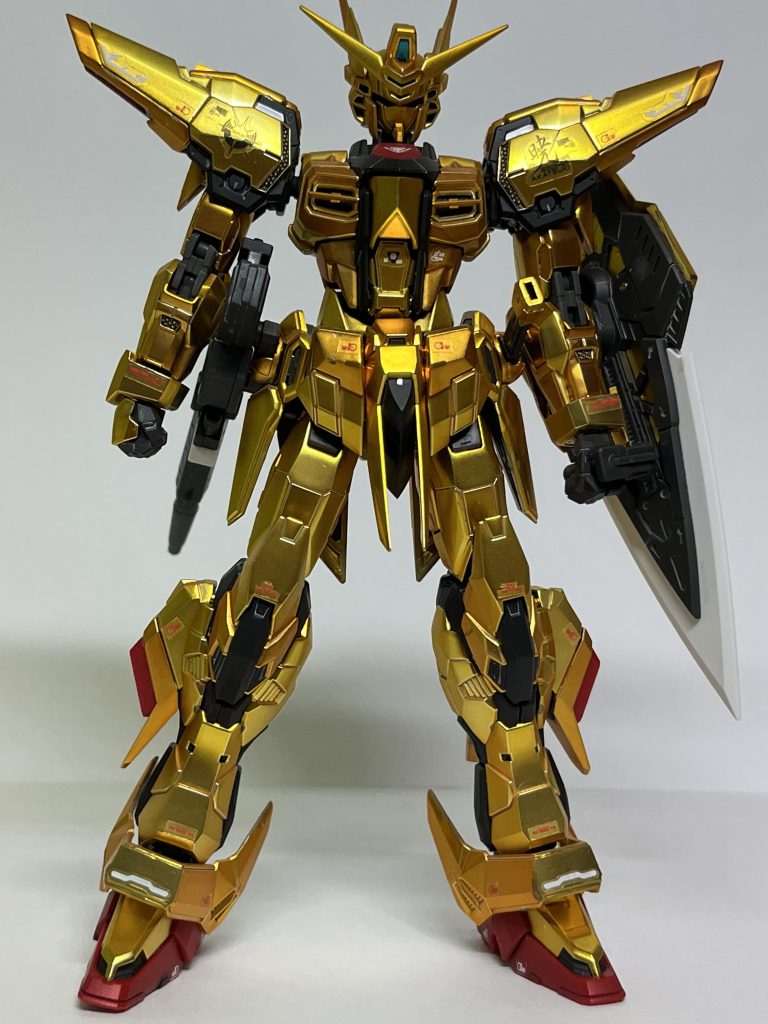 なるべく光り輝くヤタノカガミ(メッキ)を活かしてと思い、ゲート処理も丁寧にアンクルガードの合わせ目も、フィニッシュシートを使い目立たなくと処理したのですが…リアリスティックデカールを貼った時点で「こりゃ〜納得いかんっ!」ということで、半光沢のトップコートを吹くことに。リアリスティックデカールの余白が半透明なので、全体の光沢を抑えた方が馴染みが良かったです。ギラギラも抑えられて、渋みが出たので結果正解でした🙆♂️