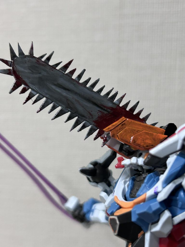 ヘッドアップシルバーの塗料があいにく無くってチェンソーの部分グレーにしたけど正解だね血飛沫つけんのおもしろかったなぁ〜汚れに見えるのはタミヤの墨入れ塗料使いました