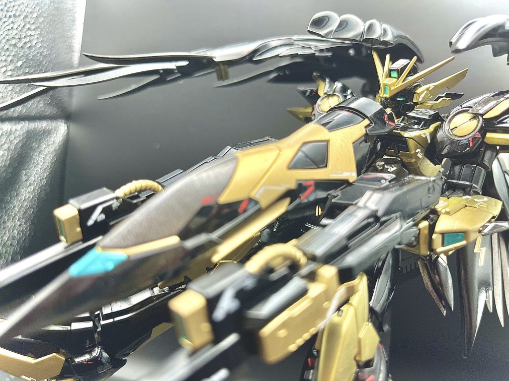 例の構え。トリガーを握っているわけではありませんが、何故か撃てます。(謎)