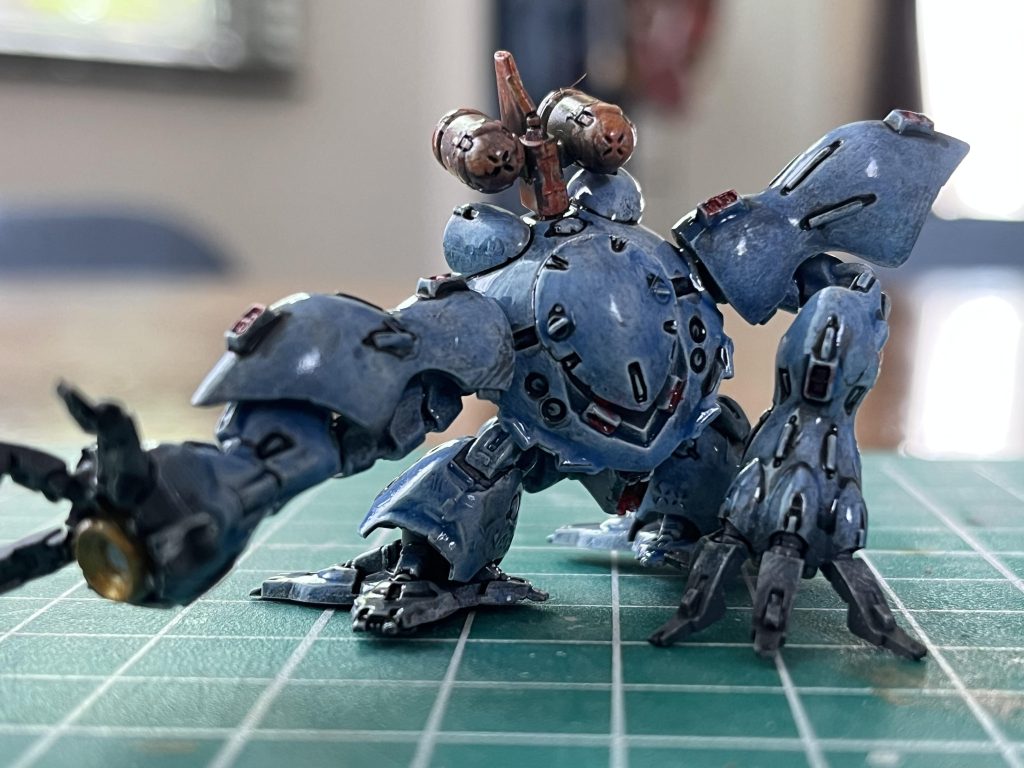 プライマー → メカサフヘビィ → 水性塗料のホワイトでドライブラシをして下地その上から薄めた水性塗料を重ね塗りして、何とかイメージに近いカラーに仕上がりました😆