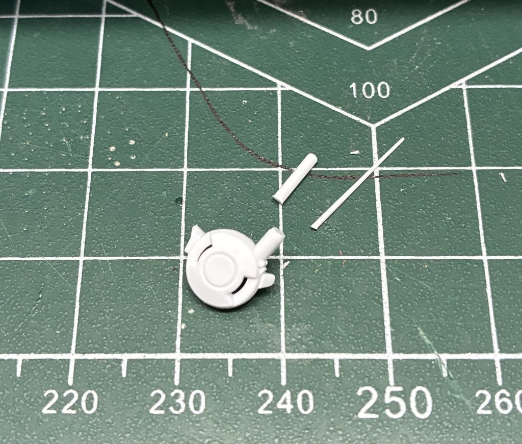 スガイ機と同様、アンテナは伸ばしランナー（写真右）に置き換えました。
