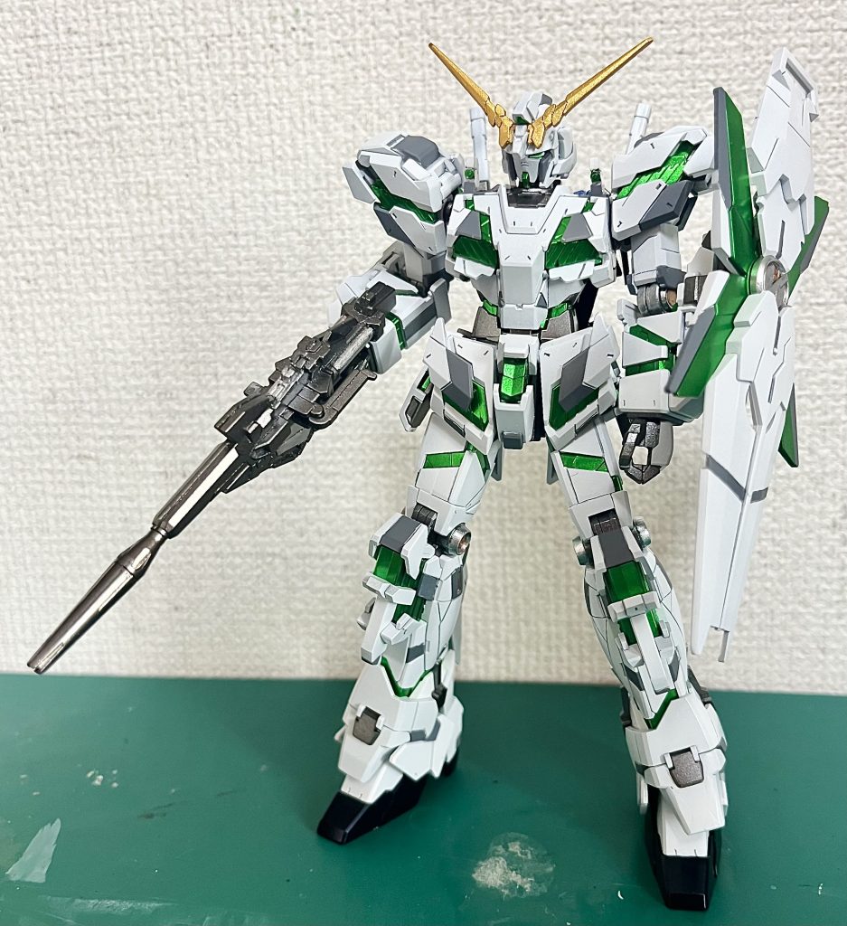 塗装終了。デカールを貼る前。白の下地にメカサフライトを初めて使いましたが、塗り分けでそのまま灰色が使えるのは良いですね。白と相性が良い!