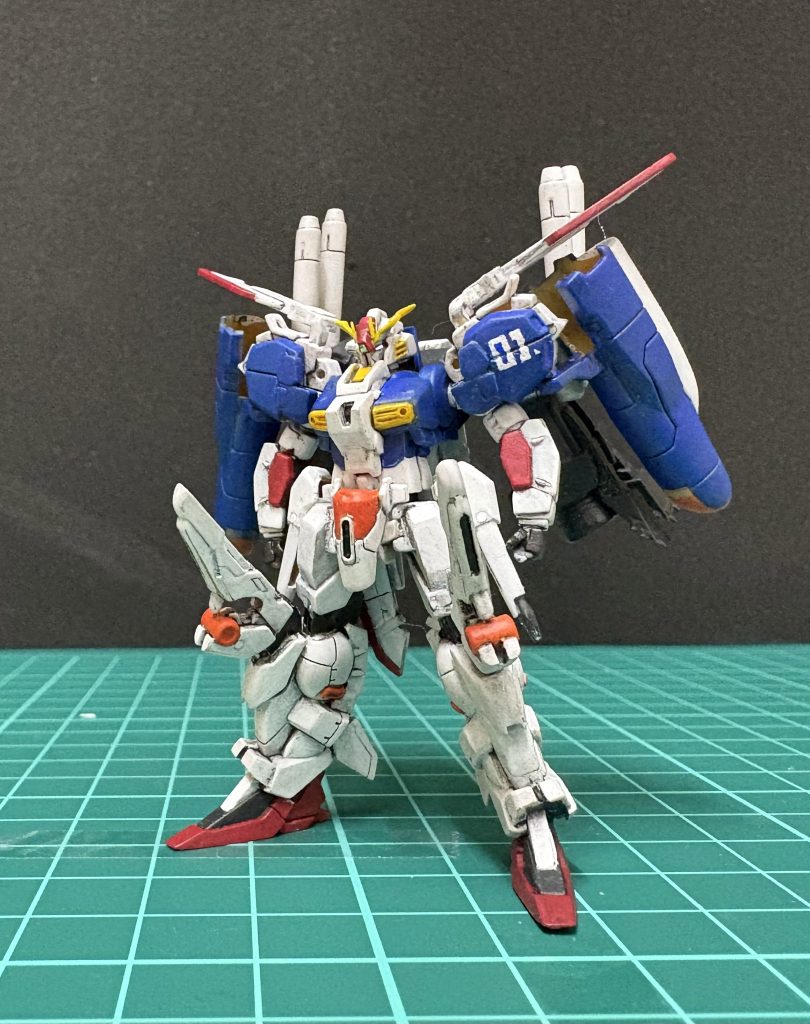 胸元が少し薄っぺらく感じたのでパテでプチ改修しました。筆塗りをもっと上手になりたいと思って作りましたが、筆ムラが気に入らなくて、何度もマジックリンに漬け込んでやり直したりと苦戦、途中アンテ折れて心も折れかけましたが何とか完成までこぎつけました。ウォッシングで汚しすぎた感はありますが、今回はこの辺で妥協して完成としました！ 次に活かせるよう、どんどん挑戦していきたいと思います。