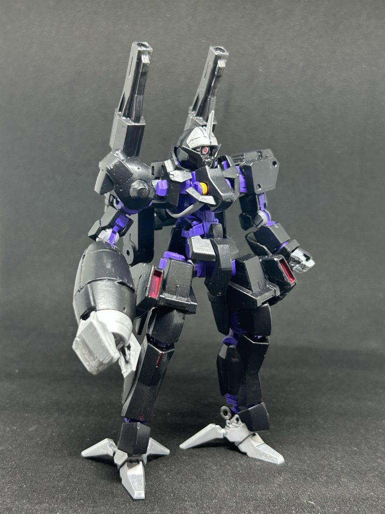 グレイズをベースにゲテモノ感を出すために右腕を変えてから制作が始まりましたが、実はとあるTレックス型機体のカラーで塗装しようと決めていました。