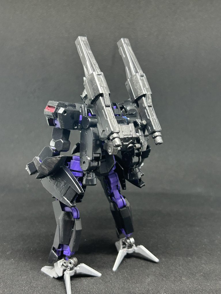 背中のキャノンは当初何も考えていなかったのですが、あるデジタル生命体のプラモ売ってるのを見た時にこれだと思いつきキャノンを装着。