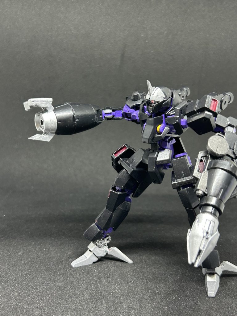 腕のクローをプラ板で手のように加工しています。イメージは握り潰すという感じでしょうか。