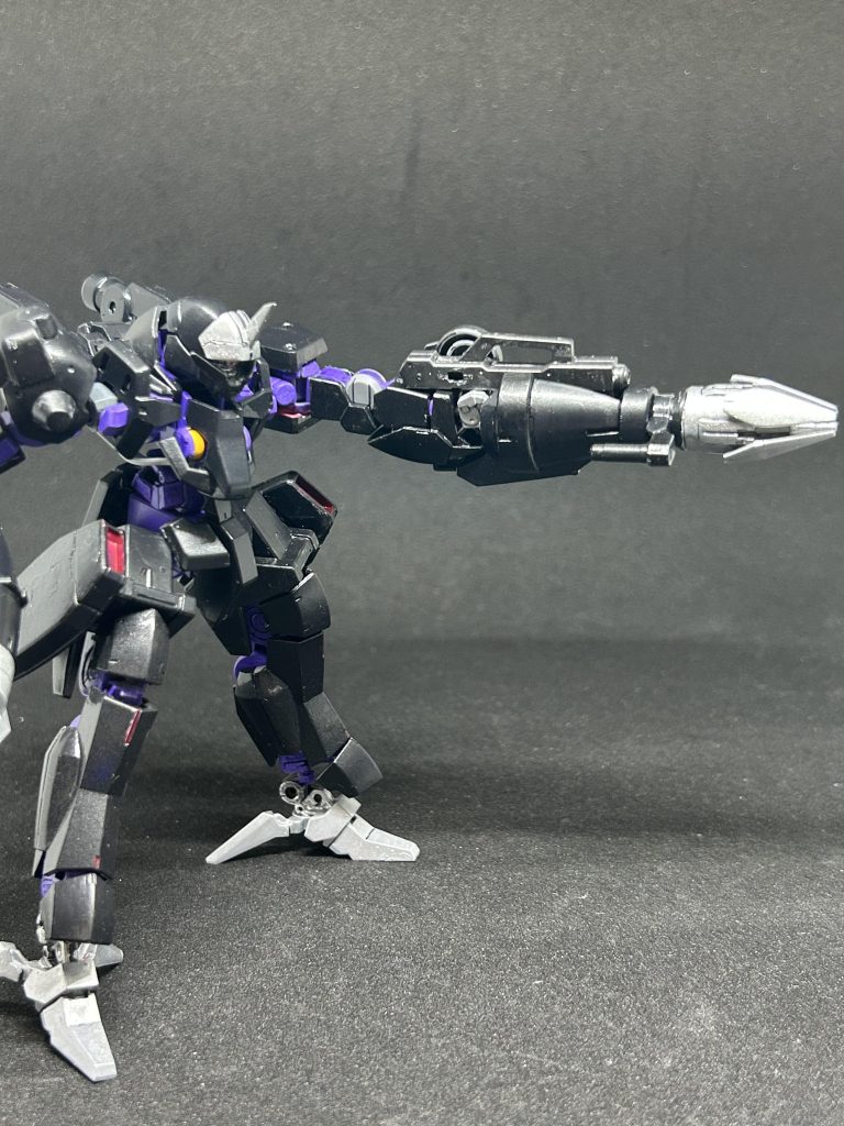 右腕がゲテモノで左腕は…と悩みましたがドリルのようなクローみたいな武装を制作しました。これもキャノン制作の時のものを参考に思いつきました。