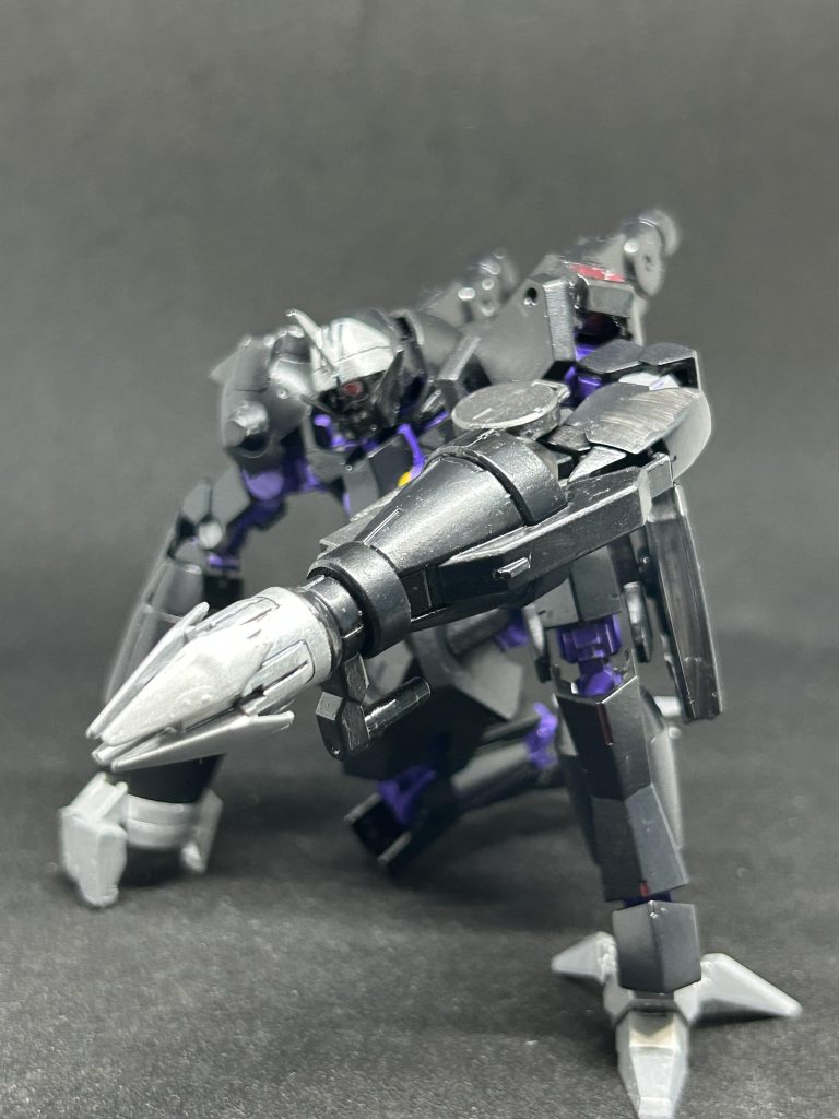 背中のキャノンを外して近距離モードへ、両手のクローを駆使して戦うイメージ。