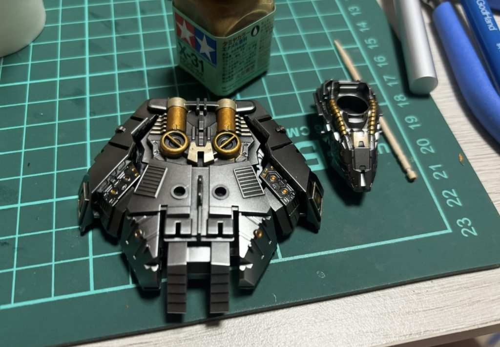 内部フレームのアクセントは筆塗りですね〜