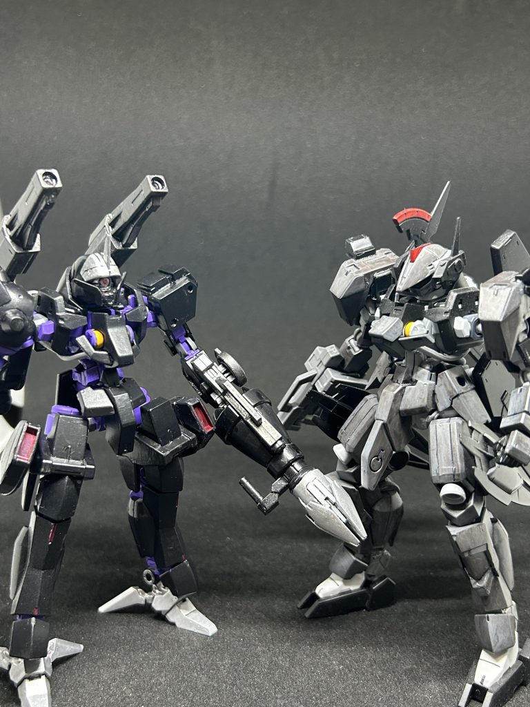 過去作のバーザムリッターと一緒に。参考にしたTレックス型ロボットのように赤をもう少し使いたかったのと塗装が少し失敗したのが反省点ですかね。筆塗りもっと頑張ります。