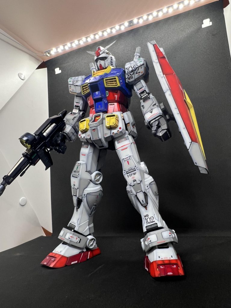 何をとち狂ったか初のまともなグラデーション塗装をPGでやる無謀半年かかったせいで最初に塗り始めたパーツと最後らへんのパーツの完成度の差が酷かったそして左右の整合性も取れておらず、何度ドボンしたことか恐らくトータルで2回くらい塗り直したのと変わらないぐらい塗装してた気がする黒立ち上げだとピンクサフでハイライトしないと、かなり暗い紅色みたいになってしまうことを学んだ