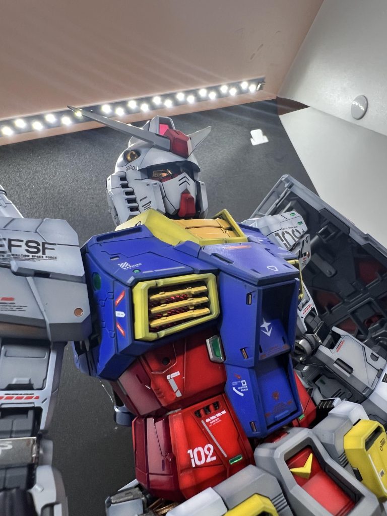 付属の発光ユニットは光量不足…KOSMOSユニットでも入れようかなぁファーストガンダムのプラモはあまり好きではなく敬遠してたが、これは本当にカッコいい暫く眺めてたニヤけてよう次はRGソードインパルスの塗装でもしようかな