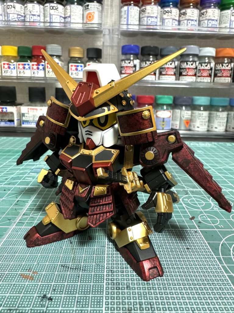 甲冑は黒サフベースにゴールドでラップ塗装をし、GXクリアルージュ、クリアディープレッドで深い赤味を目指しました。 