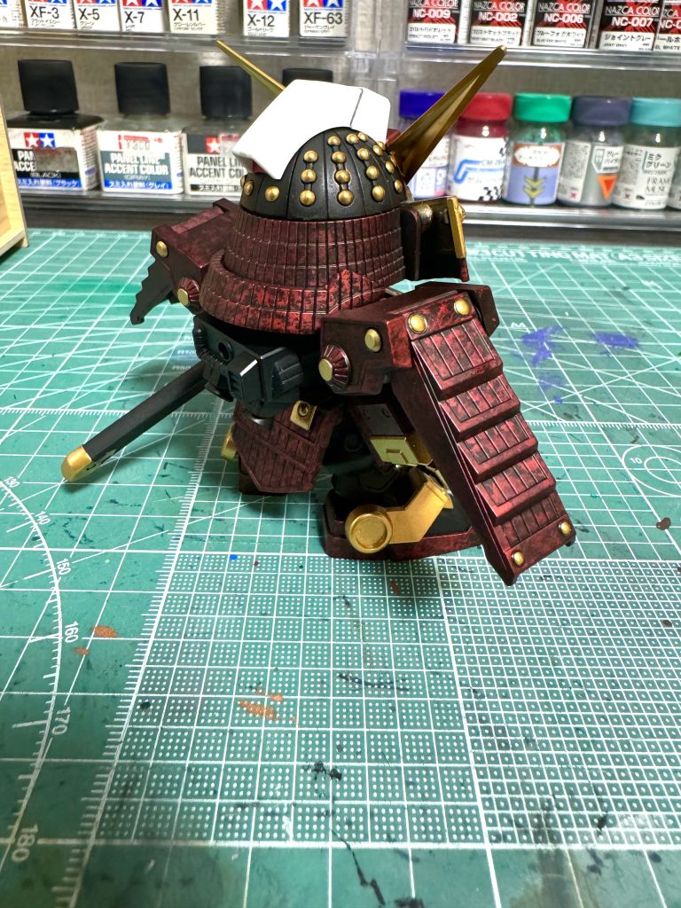 今回は筆塗りは使わず、全てマスキングとエナメル拭き取りを併用し塗り分けています。 