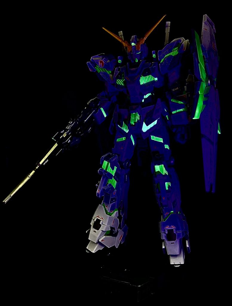 蛍光もしっかりユニコーンガンダムは変形できるRGだとパーツ破損やポロリ、塗装ハゲなど気になることだらけなので、固定のHGでいいのかも。