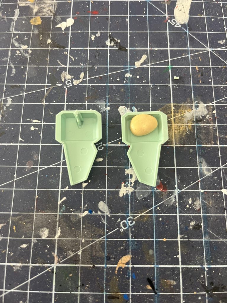 例えば、サイドアーマーは中にパテを仕込んで、プラ板で蓋をして、3mmの穴を空けました