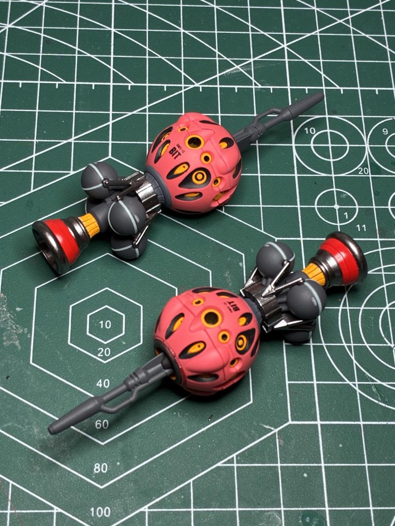 塗り分けの面倒なビットです。そもそも、一番内側に入る丸いポツポツのついたパーツは、黄色の成形色にして欲しかったです。見てのとおり、カラフルですが、4つあるタンクの筋を塗ったり、バーニアの赤や黄色の部分、そしてビット外装の涙型の黒い縁取り、ビーム砲やタンク以降に繋がる丸い基部の黄色・グレーの塗り分けなど、かなり面倒でした。