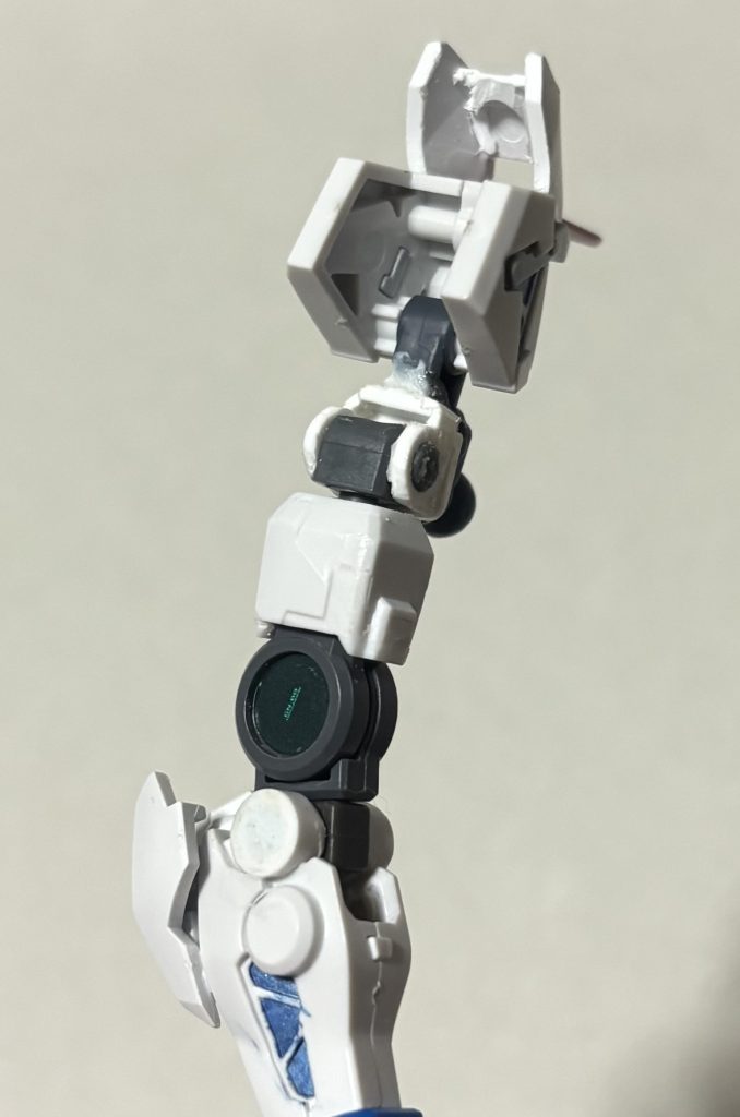 肩はダブルオー系の関節に合うようポリキャップに改造し肘も同じように関節を新しく増やしました。