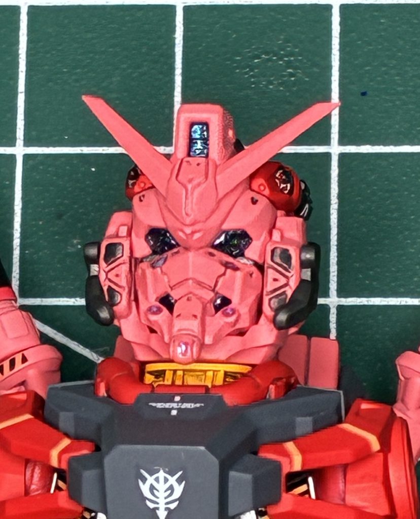 頭部は、老眼に容赦ナシ、と言わんばかりの細かさで、塗り分けもミクロレベルで、困難を極めました。クアッドアイは、ShowupさんのマジョーラアンドロメダII、その上に蛍光クリアを塗り、最後にレジンで固めました。しかし面積が狭く、ブルーとパープルの偏光はほぼ分かりません。他の紫のレンズ部分は、昔買ってストックしてあた、アルペジオ専用カラーの蓄光パープルを塗ってみたものの、紫味が薄くて分かりづらいです。