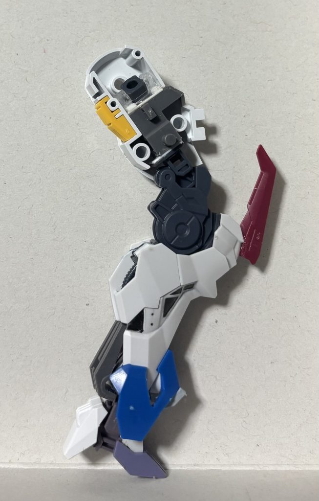 足はキャリバーンの太ももを使い中のフレームは、大胆にカットしてダンタリオンのと接続してあります。