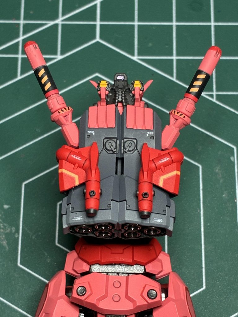 バックパックは、バーニアの部分を金属色に塗り分け、蛍光クリアを内側に塗布して仕上げています。サーベルの柄部分も地味に赤・ピンク・黒の塗り分けが必要でした。