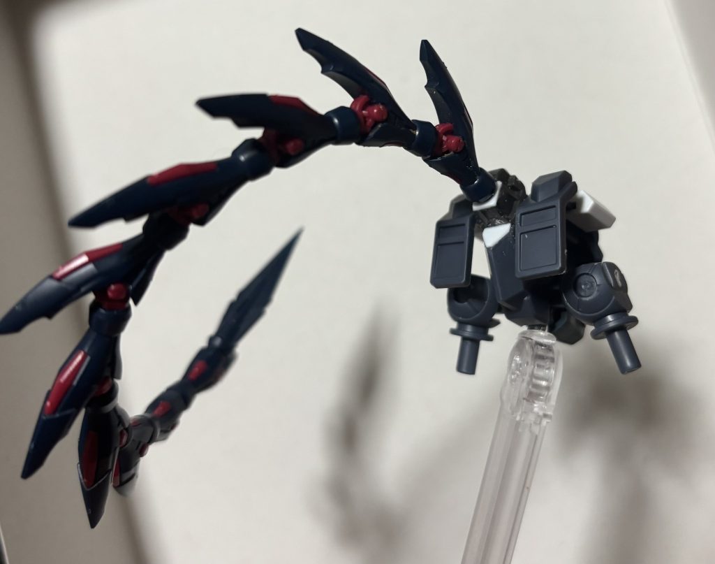 腰には悪魔の尻尾をイメージして、エピオンの鞭を新しく受けを作ってキツめに差し込んであるだけになります。