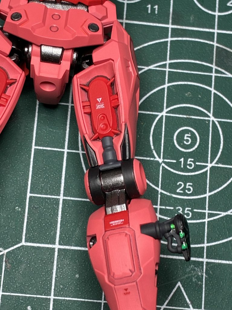 足は膝とモモ裏が面倒な塗り分けをしました。特に、膝のマルイチパーツの内側だけ黒いのは、0.4ミリのマスキングを根気よく巻いて筆塗りで凌ぎました。モモ裏の赤いパーツも完全に塗り分けせざるを得ず、なぜこれらのパーツを別パーツにしてくれてないのか、と嘆きました。価格とリリースのスピードからしたら、やむを得ないのですね…。