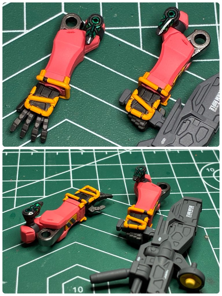 手首のパーツも黄色部分はマスキングによる塗り分けをしました。ここも横着がって、塗り分けが甘かったところは全て墨入れで誤魔化そうとしたのですが、そういうことをしたために結果的に汚くなりました。手の甲パーツも黄色成形色にして欲しかったです。