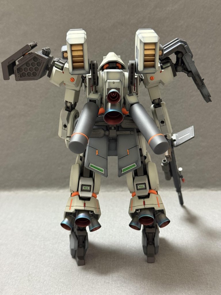 自己満足4しばらくガンプラ製作時間つくれなかったんですが、心満たしてくれる良い趣味だとあらためて思う1日でした╰(*´︶`*)╯♡足フロントパネルラインに付けたディテール(オレンジ)のやつは、蝶番?みたいな役割でパネル開閉するイメージだったけど、完成は縫い目に見える(笑)簡単に棒だけ付けたのが失敗です次回、手抜きせずドムで開閉するイメージになるディテールにします^o^