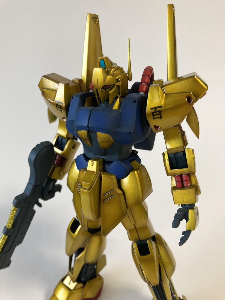 胸の紺色もグラデーション塗装素朴な疑問ですが、金色はビームを弾くエマルジョン塗装なのに一番守りたいコクピット周辺は金色じゃないんですよね…開発者アホなのか?