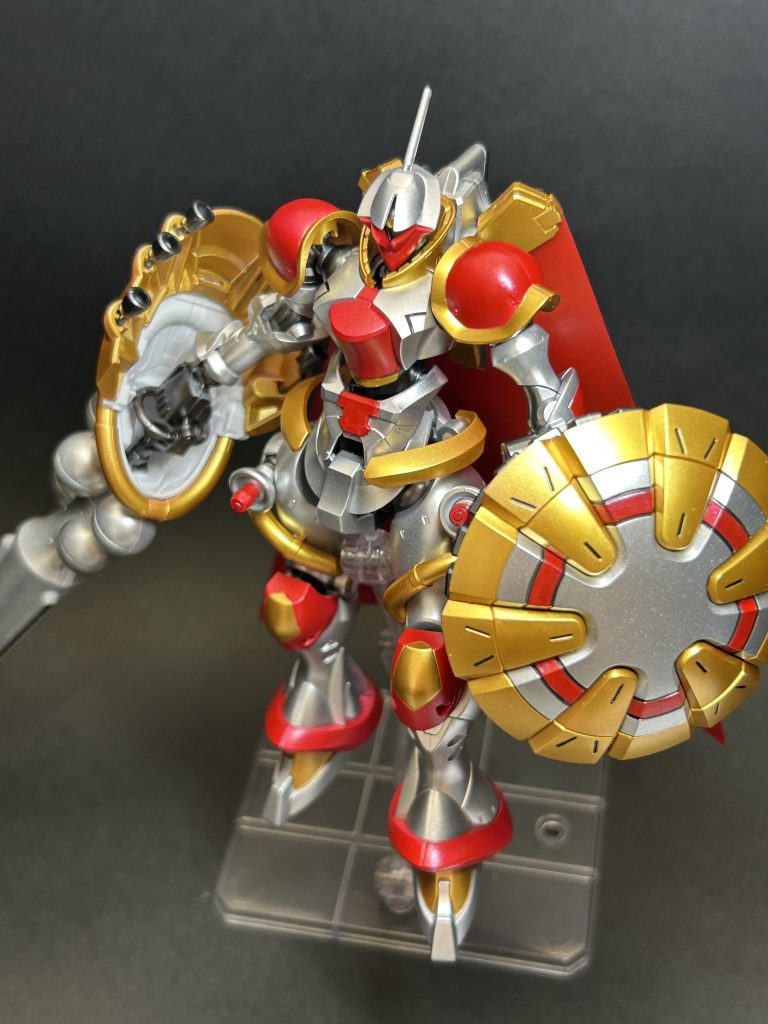 立ち姿。背中のマントはブラックナイトから拝借。ジークアクス系はジョイントが違うのでミキシングがやり辛いと聞いていましたが、ギャンは2軸で無改装で取り付けられたので嬉しかったです。 今回は全塗装、筆塗り部分塗装、のみです。