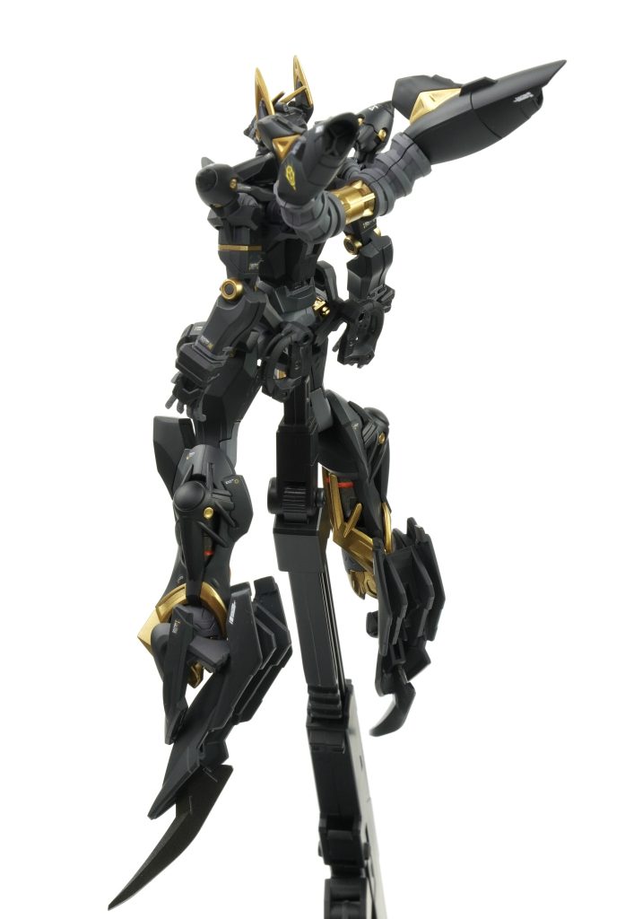 マットブラック+ゴールドの組み合わせにて上品なエレガントさ足のふくらはぎにあるタンクをオレンジの差し色を使いましたが蛇足だったかもしれませんね、、、