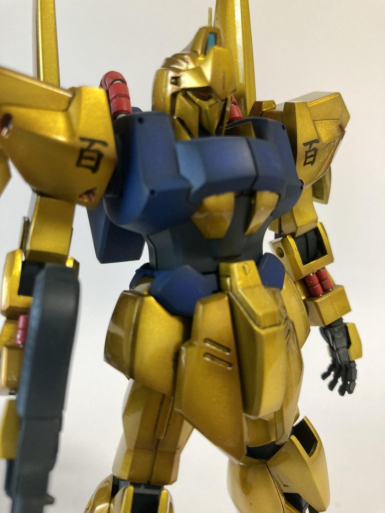 目に赤いツインアイを入れてますが写真に写ってくれない…