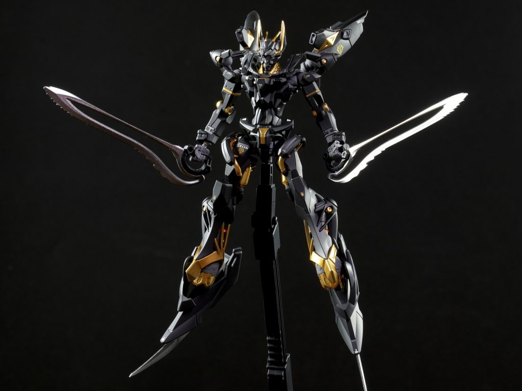 スリッパをミキシングすることで『X』形のシルエットを強調しております。アヌビスといえば槍のイメージがあったので装備させてみました持たせ方・槍の角度にはこだわりたかったので、今回はプラ棒にて工作してます。普通にもたせると前に突き出すようになるので、下方向に向けれるようにしております。（前回の時は30MMのハンドパーツを使用してました）