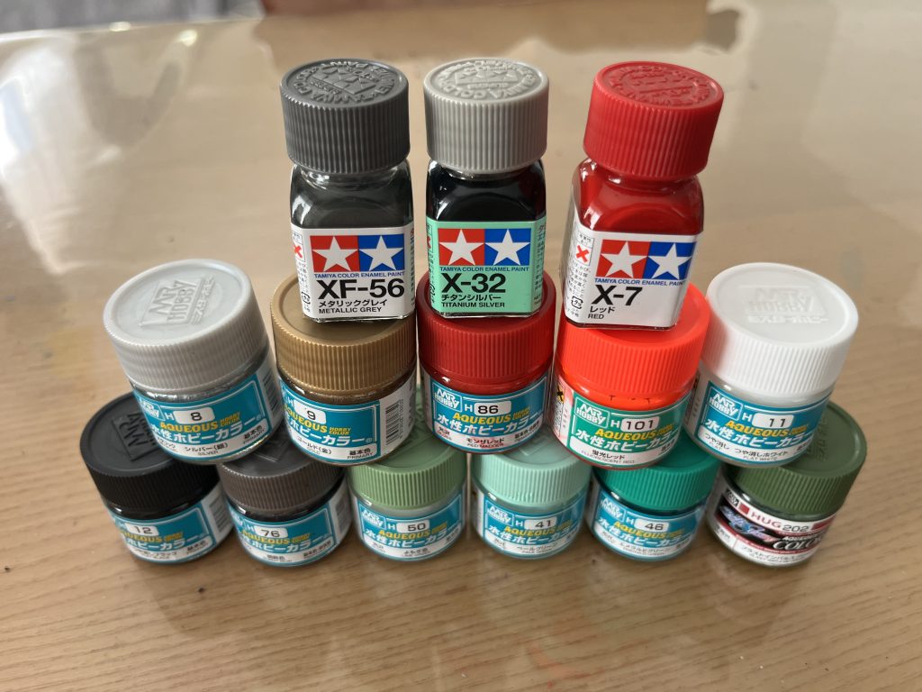 今回使用した塗料ですメインのペールグリーンがなかなか塗りにくくて、ペールグリーンにエメラルドグリーン、ホワイト、ブルー、ブラック、オレンジを混ぜて自作しました。(多分、混ぜた色はこんなかんじです…いろいろ試行錯誤してたので、しっかり覚えていません泣)