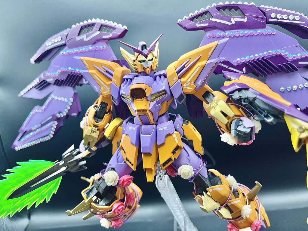 少し動きのある姿勢で。莉嘉ちゃんはデコることが好きなので、ラインストーンでウイングを装飾してみました。一昔前のギャルのガラケーみたいになってます。