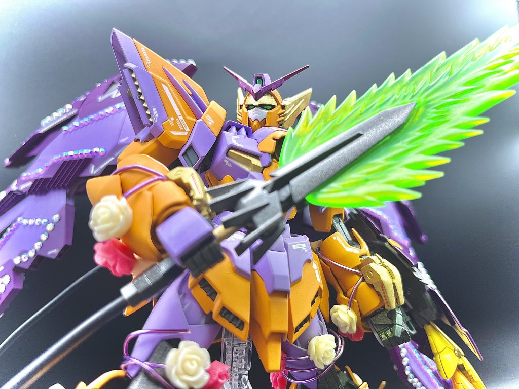 下から覗く感じで。ウイングゼロと比べるとマッシブな体型なので、割とこの色でも威圧感が凄いです。ちなみに莉嘉ちゃんが乗るとゼロシステムにやられる可能性があるので、ヒイロかゼクスに乗ってもらいます。